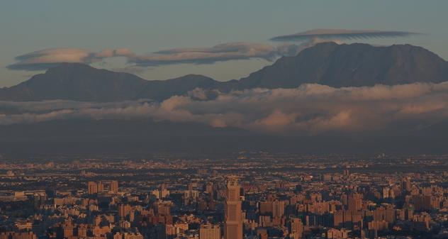 空军发布疑似轰-6K与台湾中央山脉高峰合影